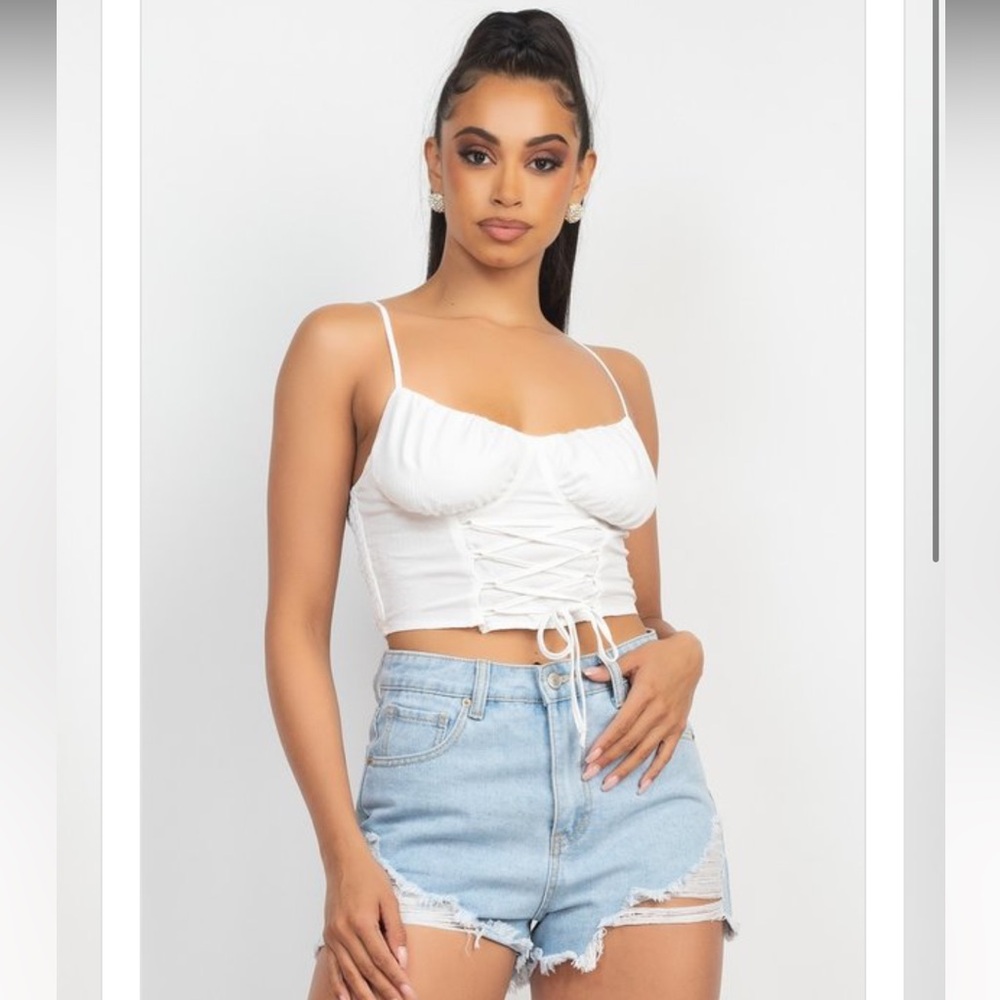 A solid color sleeveless crop top ♥️
